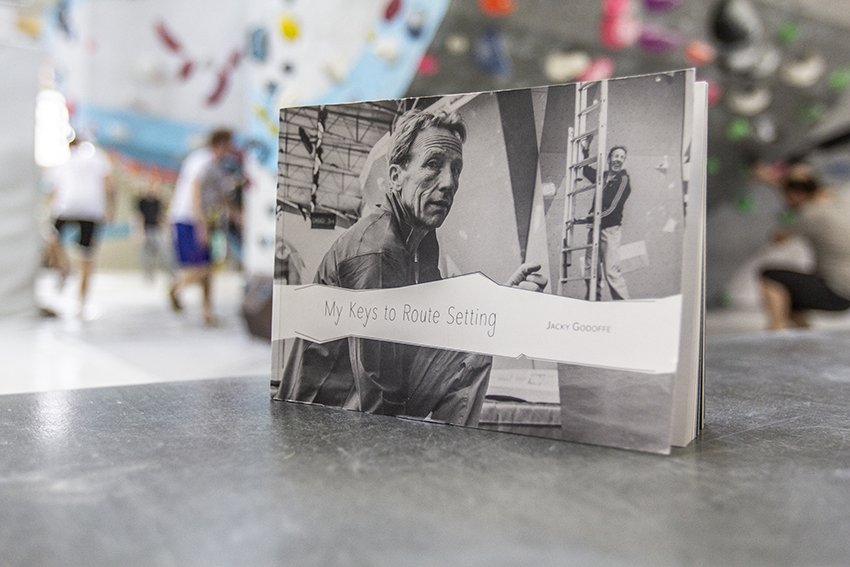Unsere Boulderwelt Produkte wie das Buch von Jacky Godoffe über Routenbau aus unserem Shop