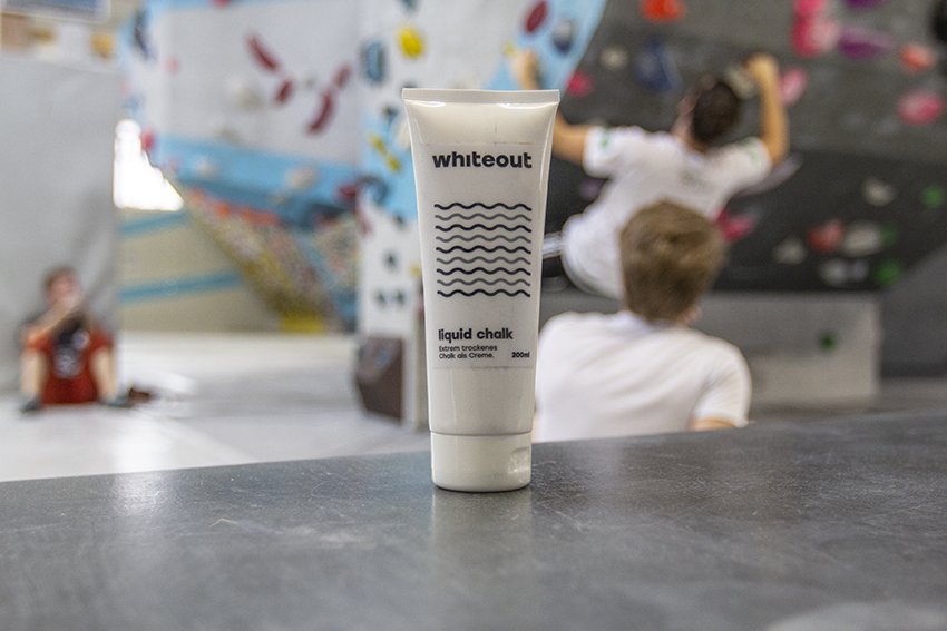 Unsere Boulderwelt Produkte wie das Liquid chalk von whiteout aus unserem Shop