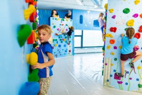 Kinder beim Bouldern und Klettern in der Kinderwelt der Boulderwelt München Ost