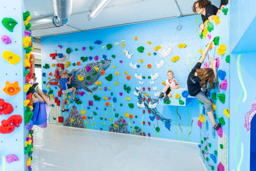 Kinder beim Bouldern und Klettern in der Kinderwelt der Boulderwelt München Ost