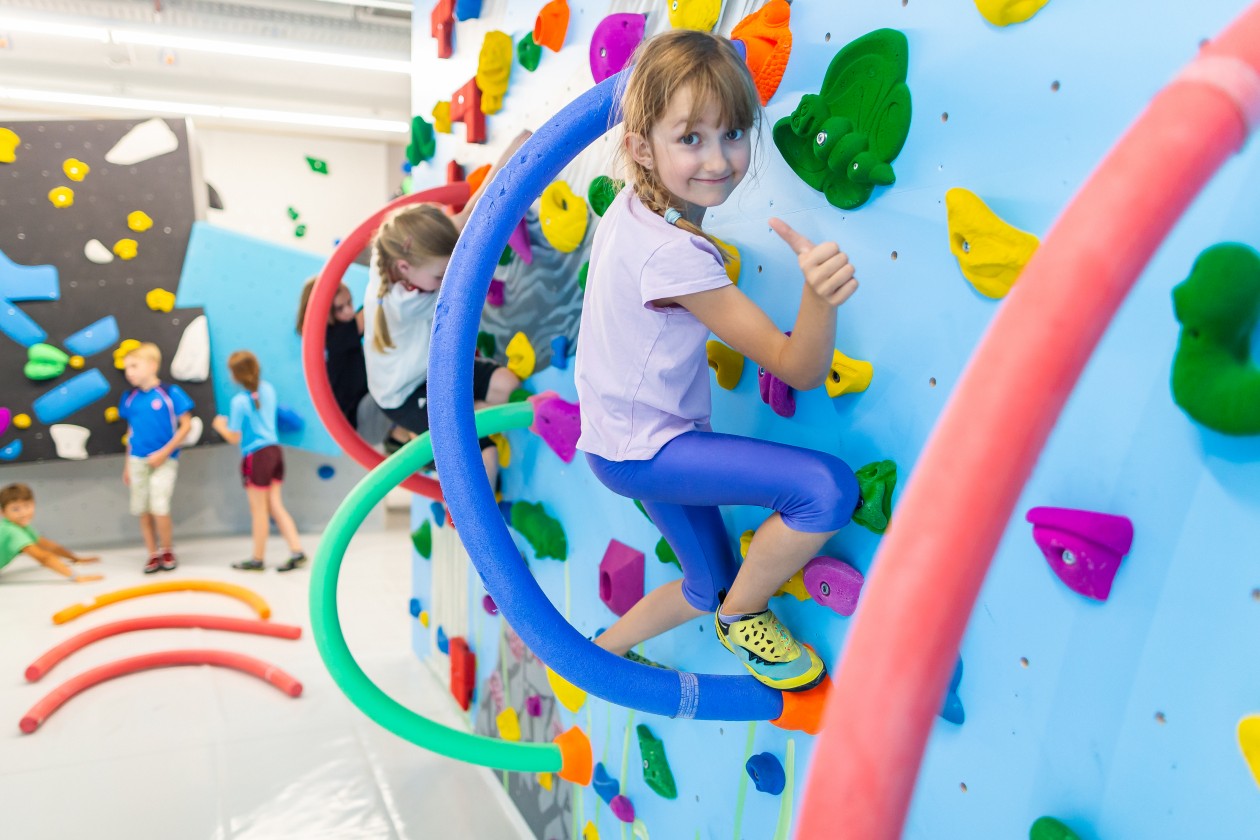 Kinder beim Bouldern und Klettern in der Kinderwelt der Boulderwelt München Ost