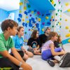 Kinder beim Bouldern und Klettern in der Kinderwelt der Boulderwelt München Ost