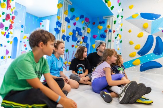 Kinder beim Bouldern und Klettern in der Kinderwelt der Boulderwelt München Ost