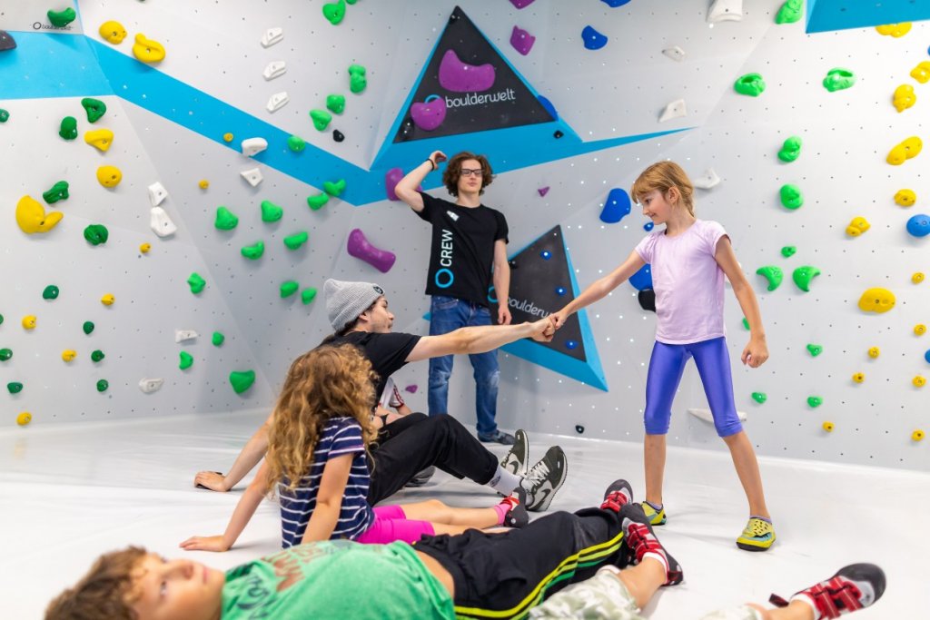 Kinder beim Bouldern und Klettern in der Kinderwelt der Boulderwelt München Ost