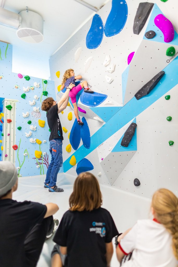 Kinder beim Bouldern und Klettern in der Kinderwelt der Boulderwelt München Ost