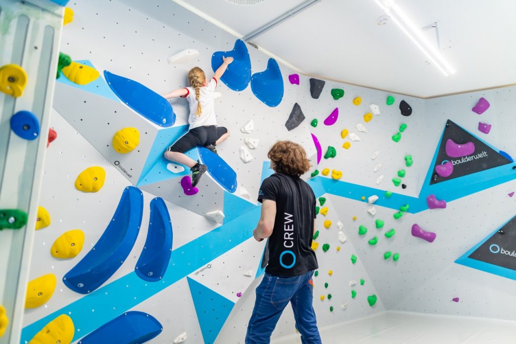 Kinder beim Bouldern und Klettern in der Kinderwelt der Boulderwelt München Ost