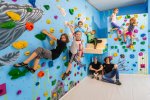 Kinder beim Bouldern und Klettern in der Kinderwelt der Boulderwelt München Ost