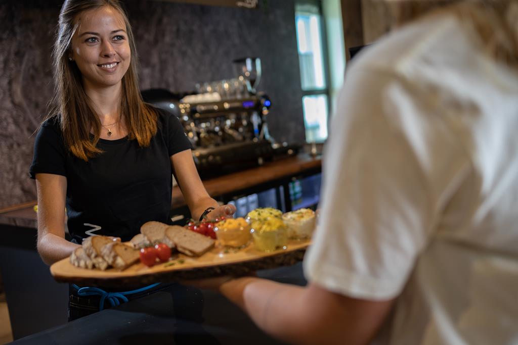 Frühstück, Brotzeit oder leckeres von unserer Speisekarte - mit unseren Catering-Paketen sorgen wir für die passende Stärkung bei Deinem Boulderevent