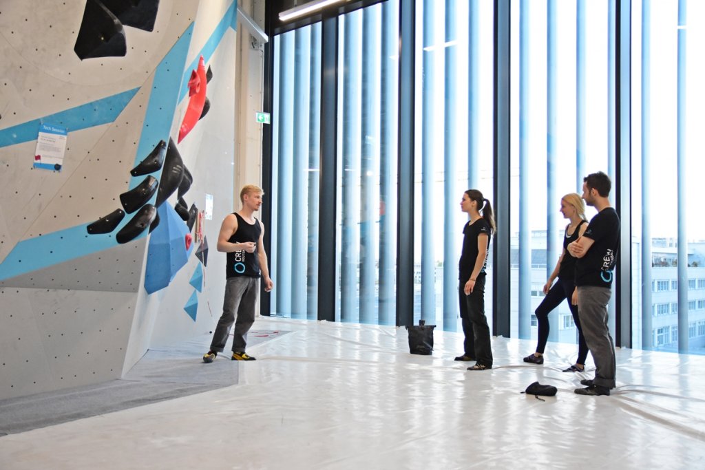 Bei der Tech Session in der Boulderwelt München Ost betreuten Routenbau und Trainer Crew Euch an verschiedenen Technik Stationen.