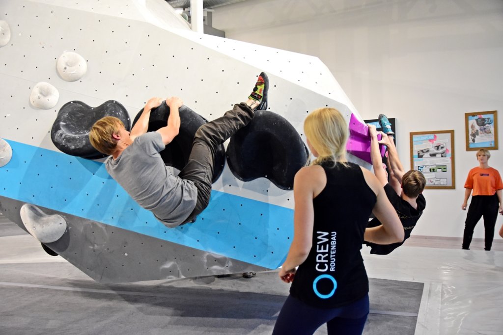 Bei der Tech Session in der Boulderwelt München Ost betreuten Routenbau und Trainer Crew Euch an verschiedenen Technik Stationen.