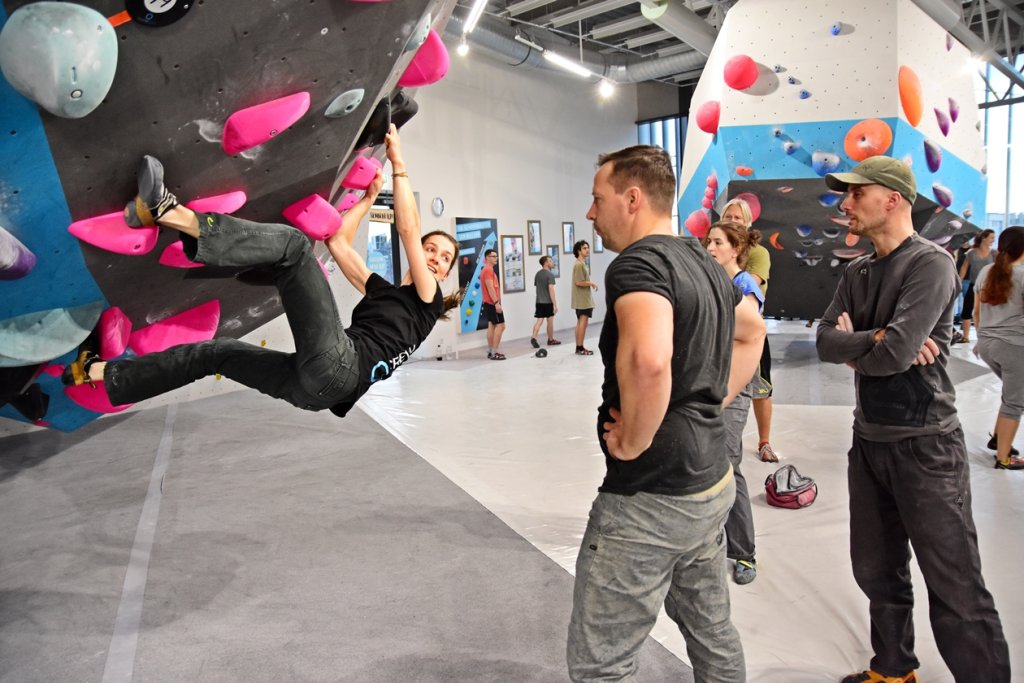 Bei der Tech Session in der Boulderwelt München Ost betreuten Routenbau und Trainer Crew Euch an verschiedenen Technik Stationen.