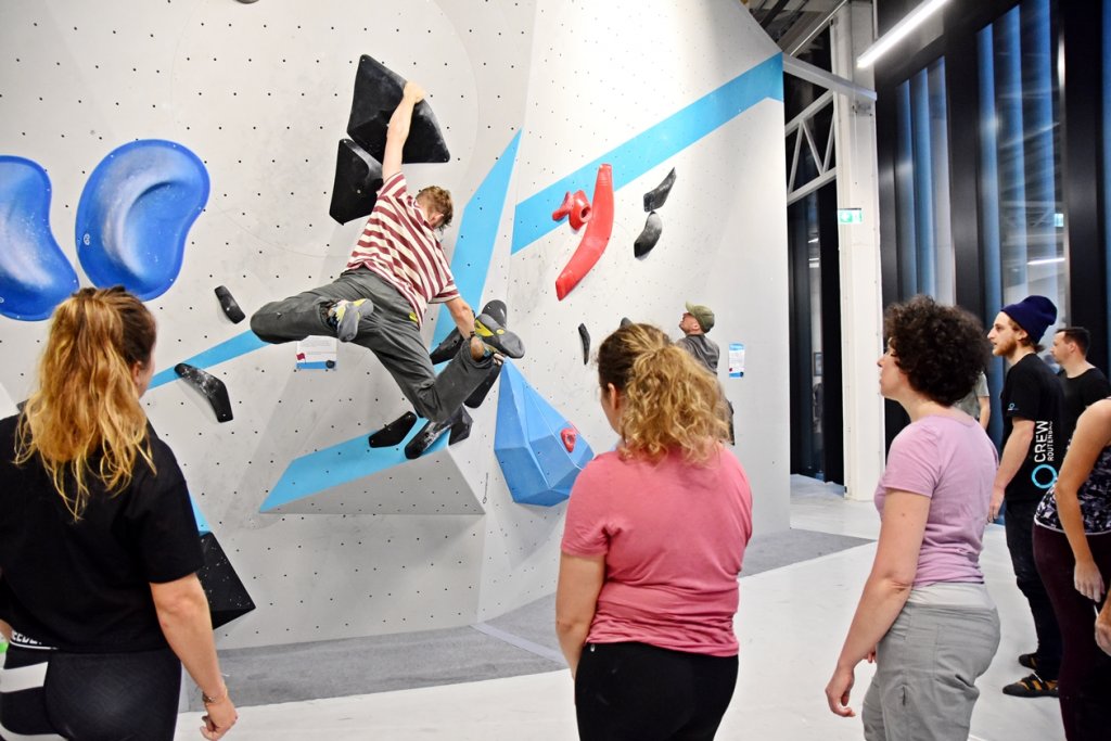 Bei der Tech Session in der Boulderwelt München Ost betreuten Routenbau und Trainer Crew Euch an verschiedenen Technik Stationen.