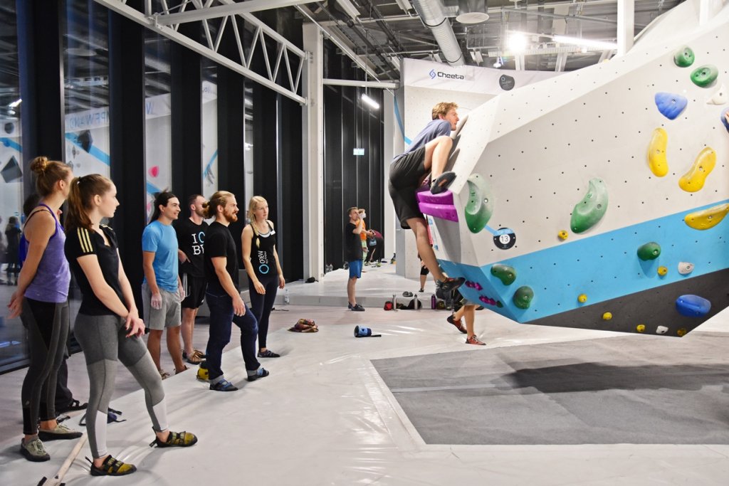 Bei der Tech Session in der Boulderwelt München Ost betreuten Routenbau und Trainer Crew Euch an verschiedenen Technik Stationen.