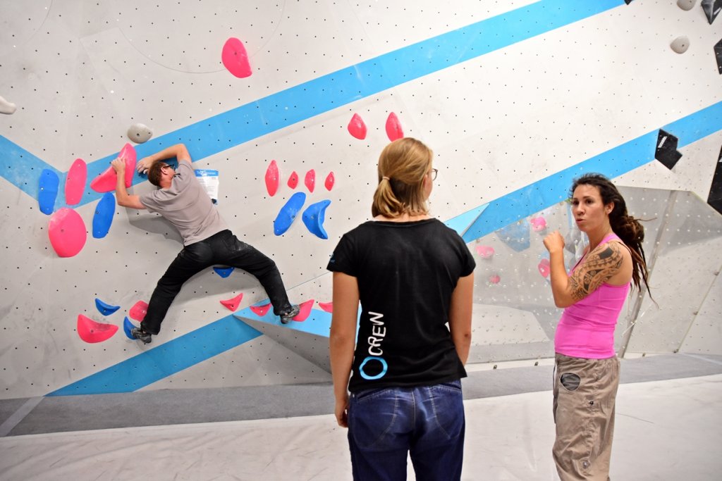 Bei der Tech Session in der Boulderwelt München Ost betreuten Routenbau und Trainer Crew Euch an verschiedenen Technik Stationen.