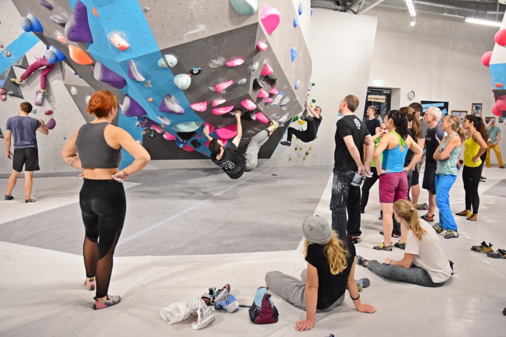 Bei der Tech Session in der Boulderwelt München Ost betreuten Routenbau und Trainer Crew Euch an verschiedenen Technik Stationen.