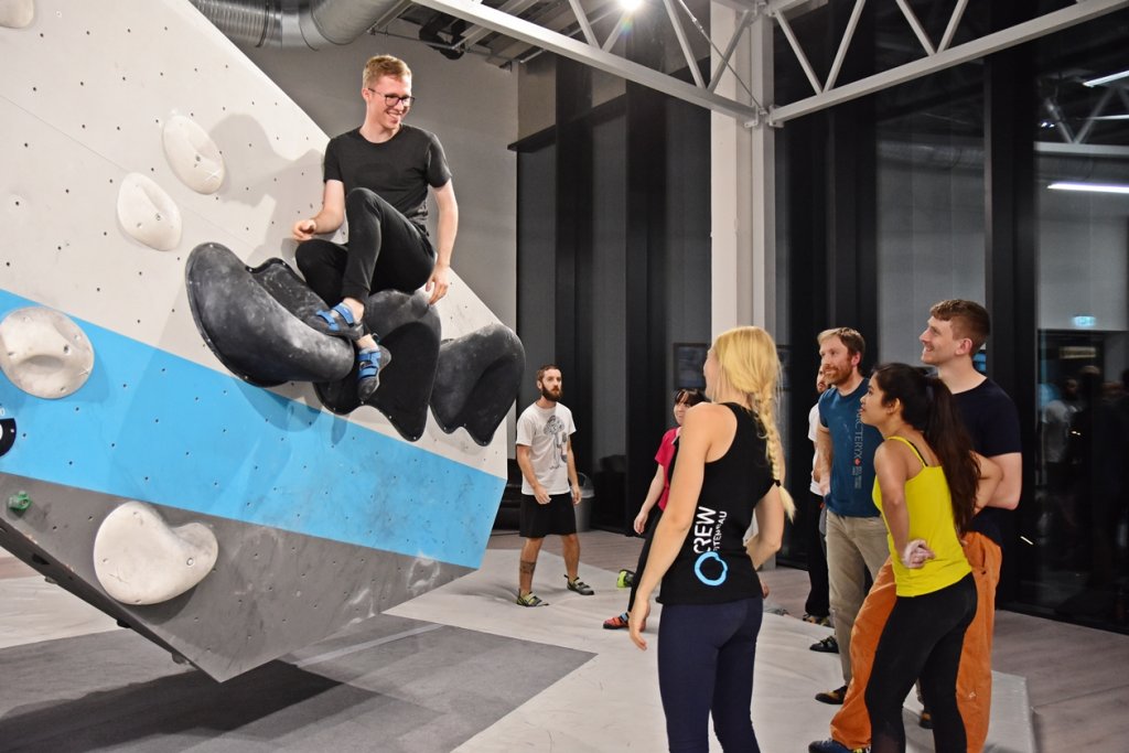 Bei der Tech Session in der Boulderwelt München Ost betreuten Routenbau und Trainer Crew Euch an verschiedenen Technik Stationen.