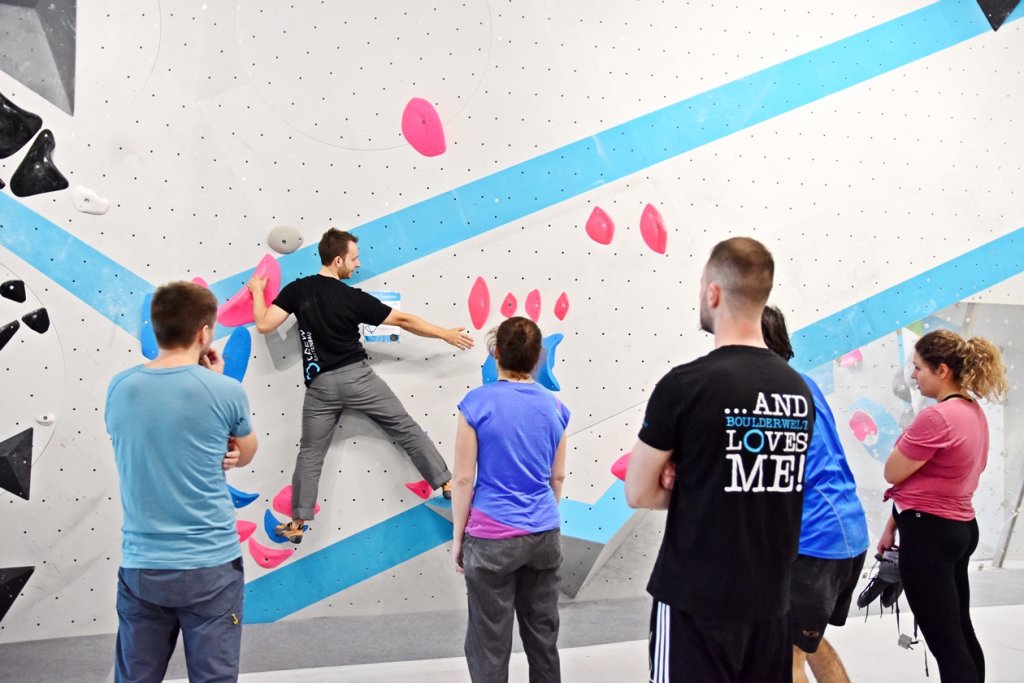 Bei der Tech Session in der Boulderwelt München Ost betreuten Routenbau und Trainer Crew Euch an verschiedenen Technik Stationen.