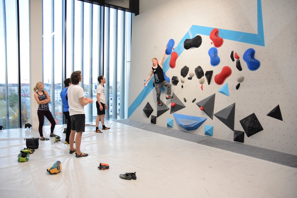 Bei der Tech Session in der Boulderwelt München Ost betreuten Routenbau und Trainer Crew Euch an verschiedenen Technik Stationen.