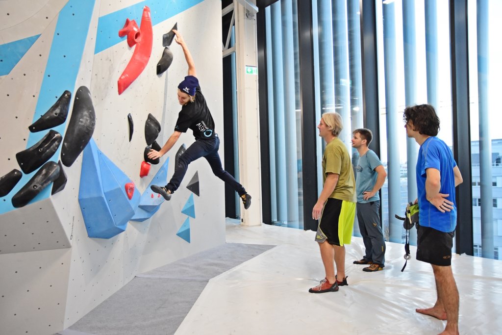 Bei der Tech Session in der Boulderwelt München Ost betreuten Routenbau und Trainer Crew Euch an verschiedenen Technik Stationen.