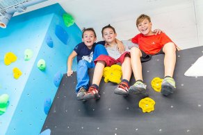 Bouldern und Klettern für Kinder und Jugendliche bei den Boulderkids oder Gruppentarif mit Trainer in der Kinderwelt der Boulderwelt