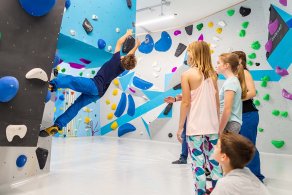 Bouldern und Klettern für Kinder und Jugendliche bei den Boulderkids oder Gruppentarif mit Trainer in der Kinderwelt der Boulderwelt