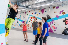 Erste Techniken fürs Bouldern und Klettern lernen im Grundkurs mit Trainer der Boulderwelt