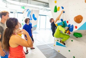 Erste Techniken fürs Bouldern und Klettern lernen im Grundkurs mit Trainer der Boulderwelt