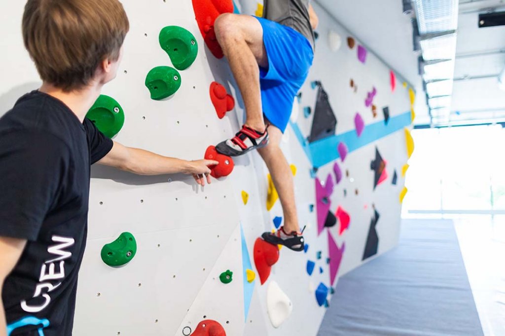 Erste Techniken fürs Bouldern und Klettern lernen im Grundkurs mit Trainer der Boulderwelt