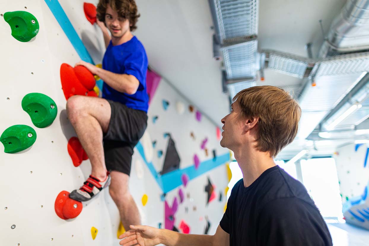 Erste Techniken fürs Bouldern und Klettern lernen im Grundkurs mit Trainer der Boulderwelt