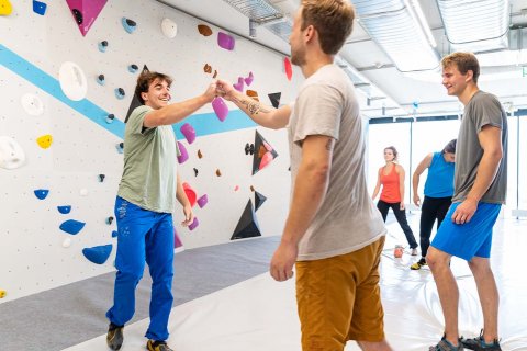 Bouldern und Klettern mit Freunden und Spaß in der Boulderwelt München Ost