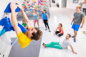 Bouldern und Klettern mit Freunden und Spaß in der Boulderwelt München Ost