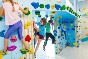 Bouldern und Klettern für Kinder und Jugendliche bei den Boulderkids oder Gruppentarif mit Trainer in der Kinderwelt der Boulderwelt