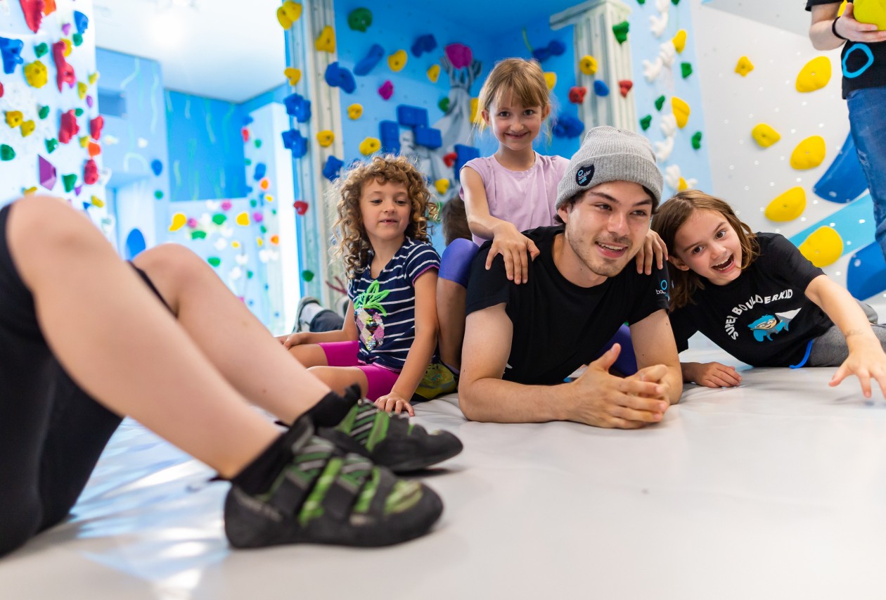 Bouldern und Klettern für Kinder und Jugendliche bei den Boulderkids oder Gruppentarif mit Trainer in der Kinderwelt der Boulderwelt