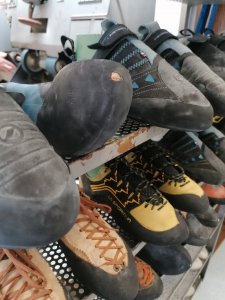 Gib Deine Kletterschuhe zur Reparatur und Neubesohlung bei kletterschuhe.de in der Boulderwelt ab